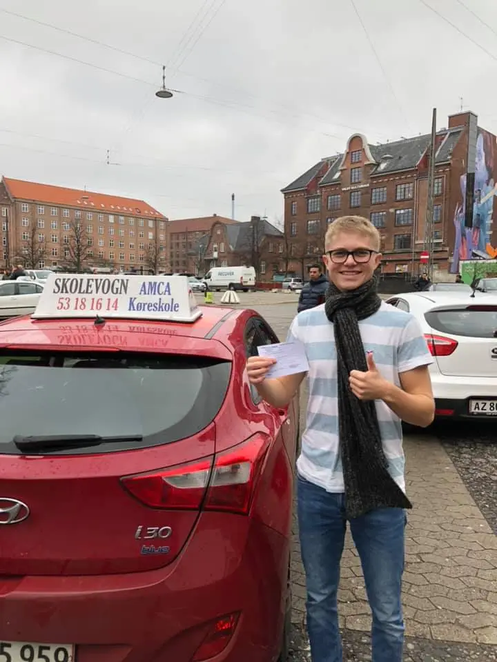 Elev fejrer bestået køreprøve og nyt kørekort Valby