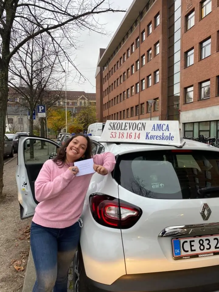 Lykkelig elev med kørekort fra Køreskole Valby i hånden