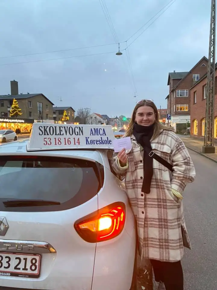 Glad elev der netop har bestået sin køreprøve hos Køreskole Valby